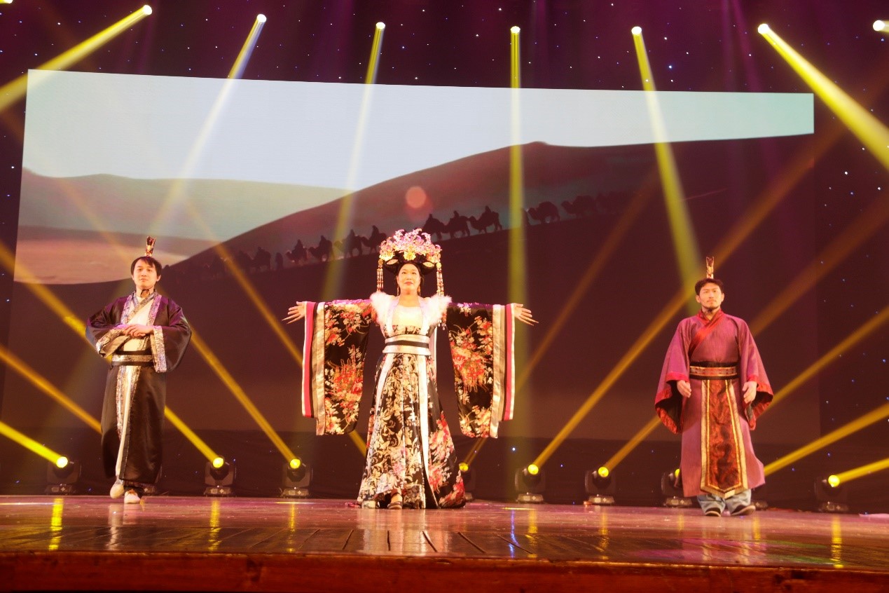 献礼93周年校庆我院 “华夏霓裳——服饰民族志”节目演出圆满成功